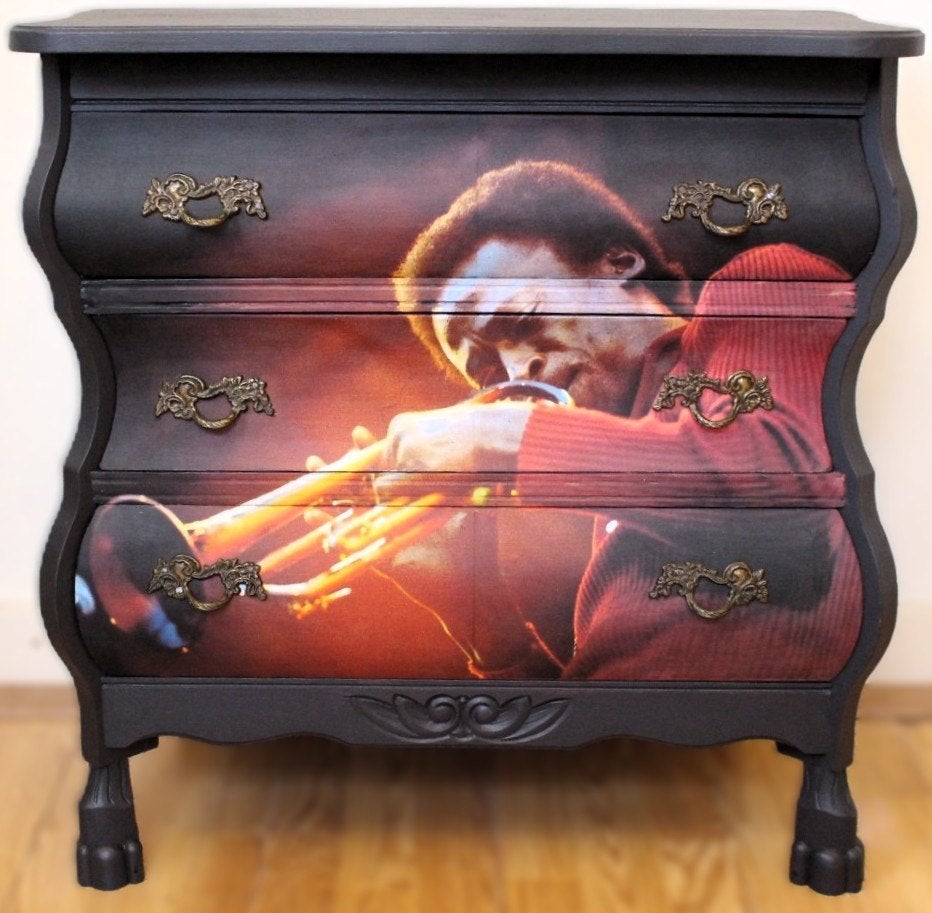 Een zwart buikkastje, ladekast "Miles Davis", muziek, jazz, Zo goed als nieuw, 3 of 4 laden, Minder dan 100 cm, 25 tot 50 cm