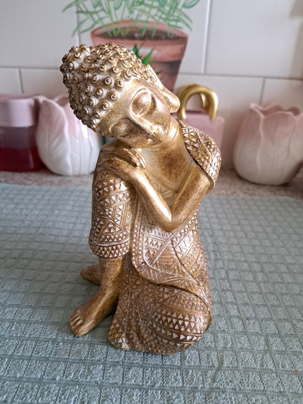 Gouden Boeddha beeldje, zittend, met reliëf, Met reliëf, Ophalen of Verzenden, Zo goed als nieuw, Goud
