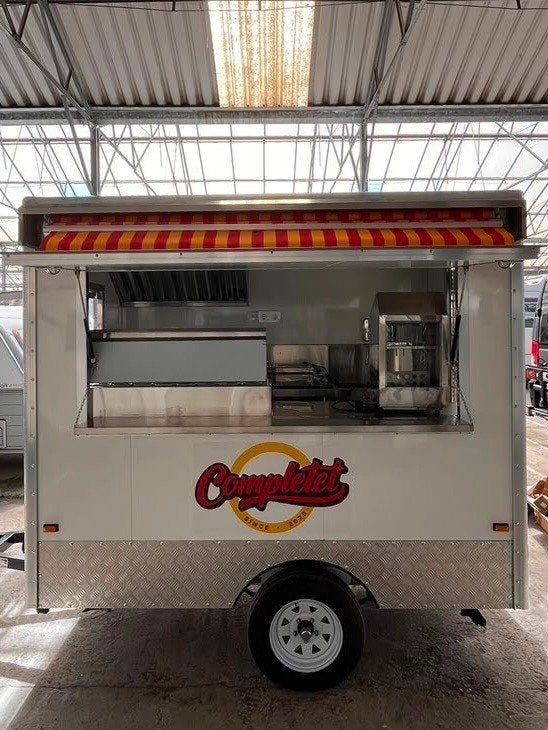 NIEUWE Foodtruck — NOOIT GEBRUIKT — MET COC, Ophalen