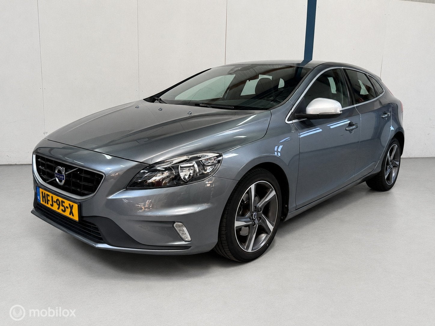 Volvo V40 2.0 T2 R-Design NAVIGATIE, Voorwielaandrijving, Gebruikt, Euro 6, 4 cilinders
