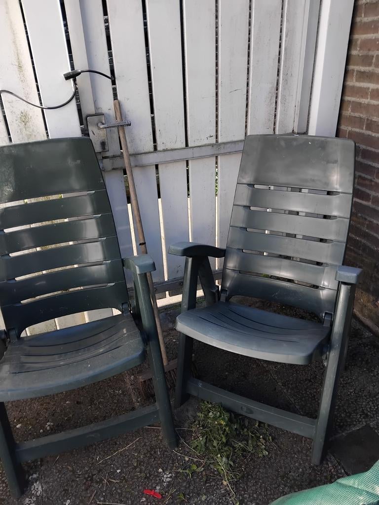 Gratis Tuinstoelen (2x groen, 1x wit) - Gebruikt, Ophalen, Gebruikt, Kunststof, Verstelbaar