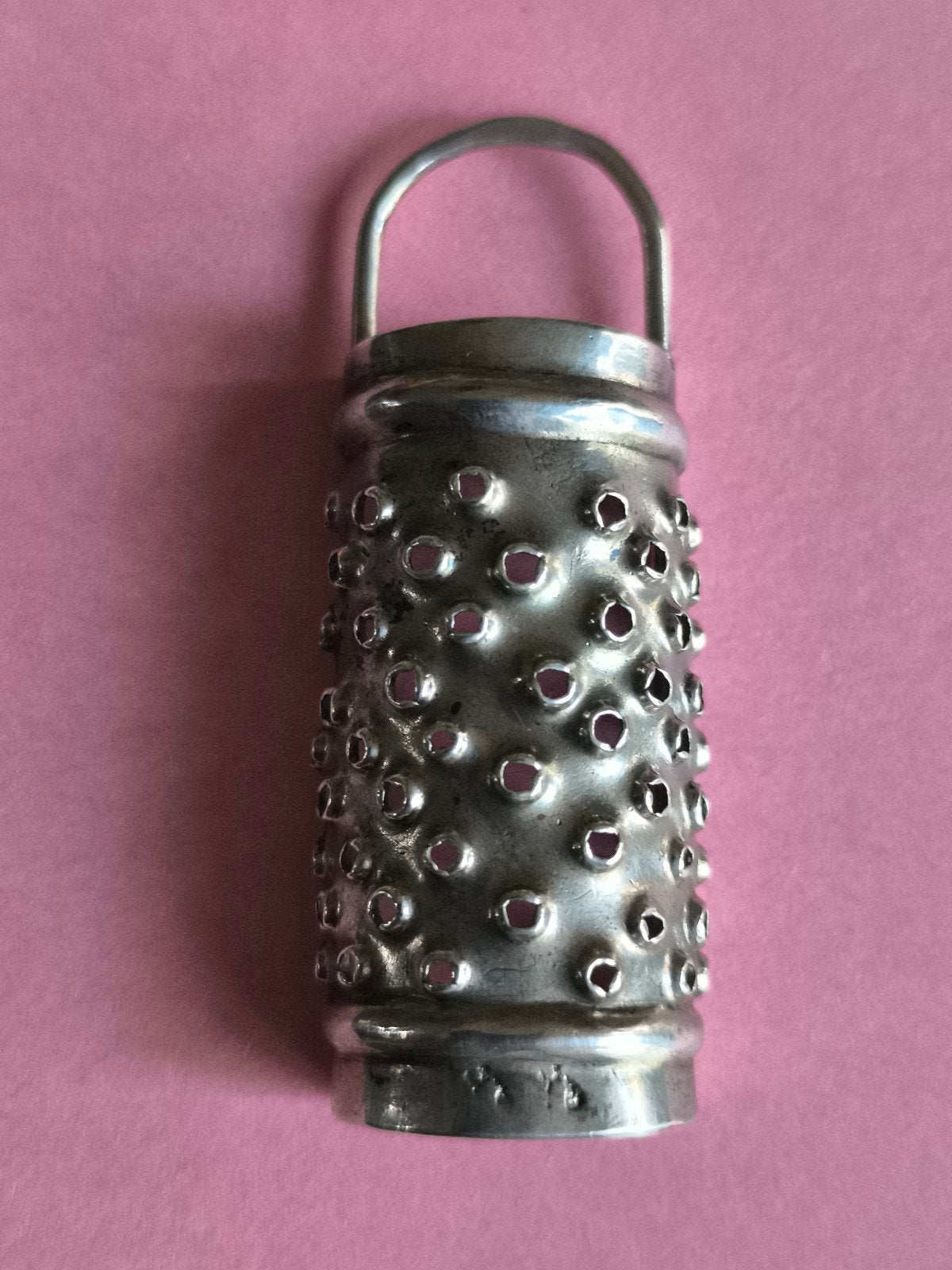 Antiek zilver miniatuur nootmuskaatrasp rond 1700, Ophalen of Verzenden, Zilver