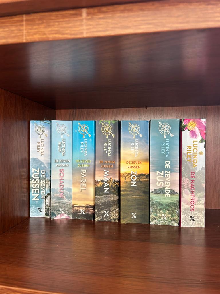 De Zeven Zussen serie - Lucinda Riley (7 boeken), Boeken, Romans, Ophalen of Verzenden, Zo goed als nieuw, Nederland