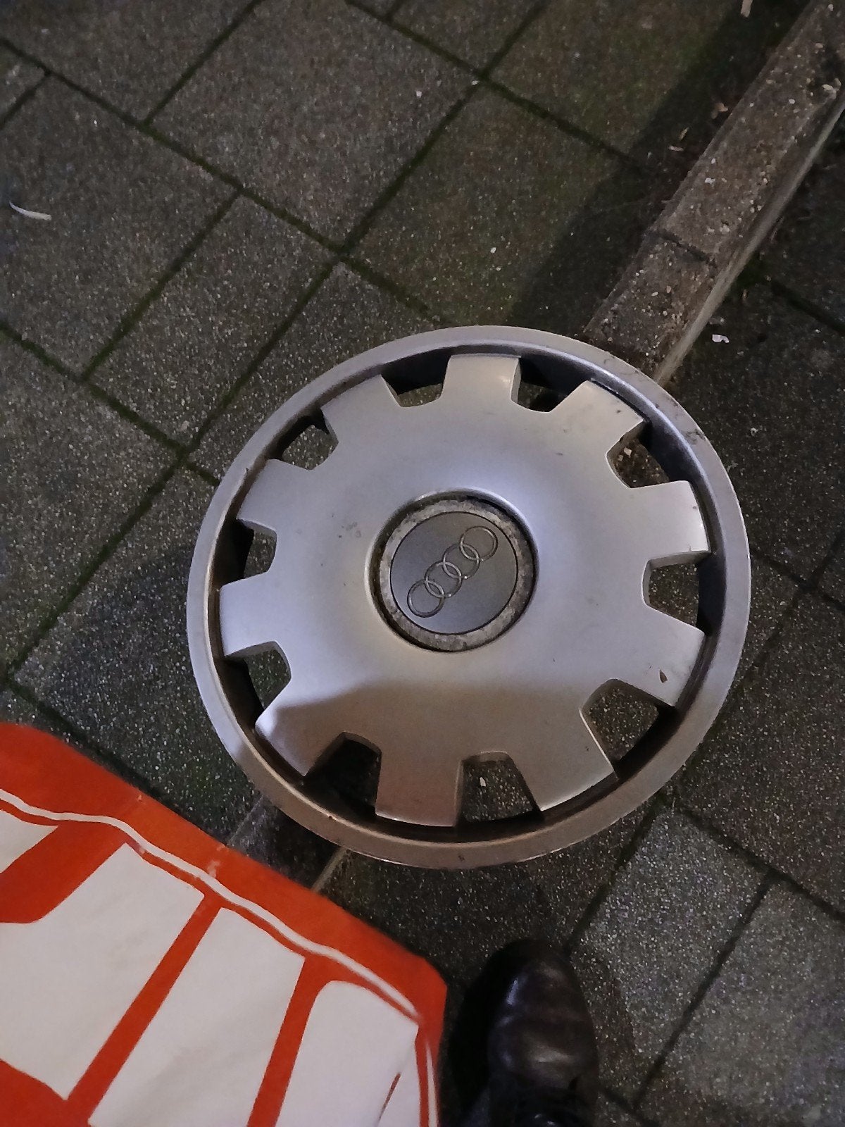 Set Audi wieldoppen, Ophalen