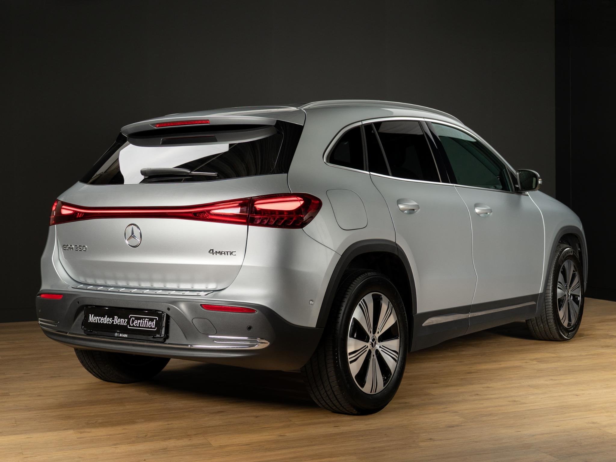 Mercedes-Benz EQA 350 4MATIC Luxury Line 67 kWh Panorama dak, Auto's, Automaat, Stof, 67 kWh, Vierwielaandrijving