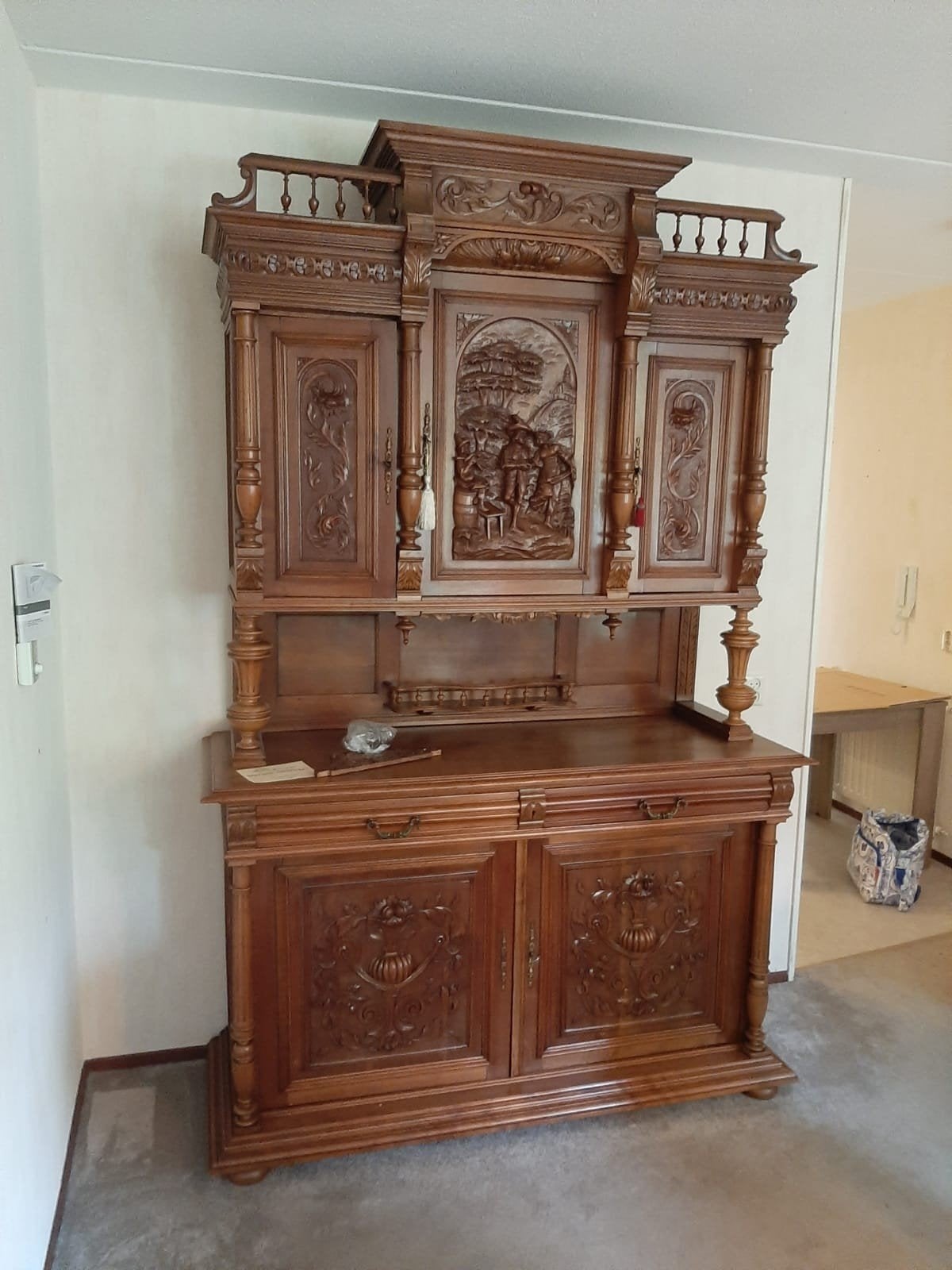 Antieke kast jachtkast houtsnijwerk pronkstuk massief hout, Ophalen