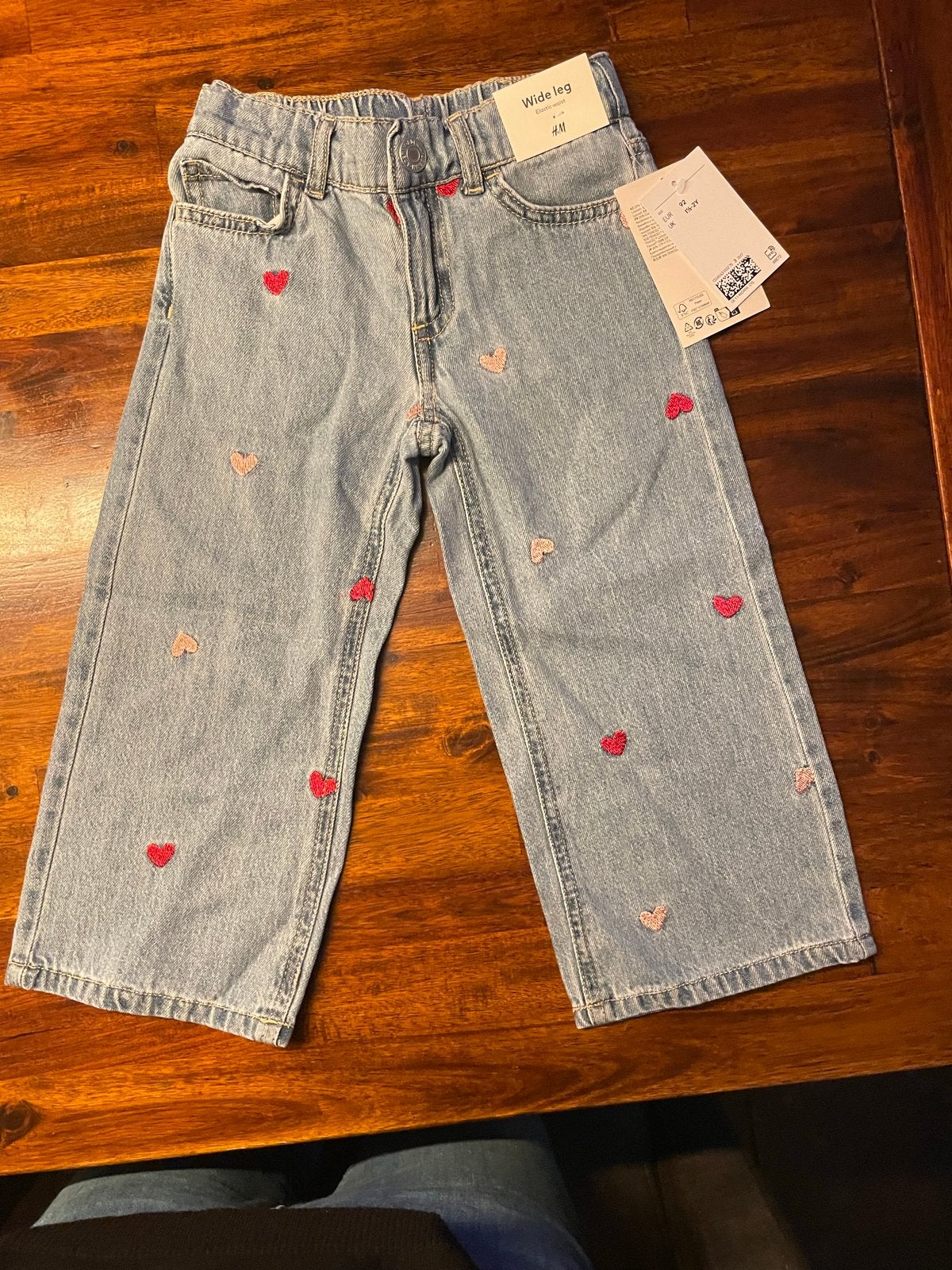 Nieuwe H&M spijkerbroek met hartjes - Wide leg, Kinderen en Baby's, Kinderkleding | Maat 92, Ophalen of Verzenden, Nieuw, Meisje