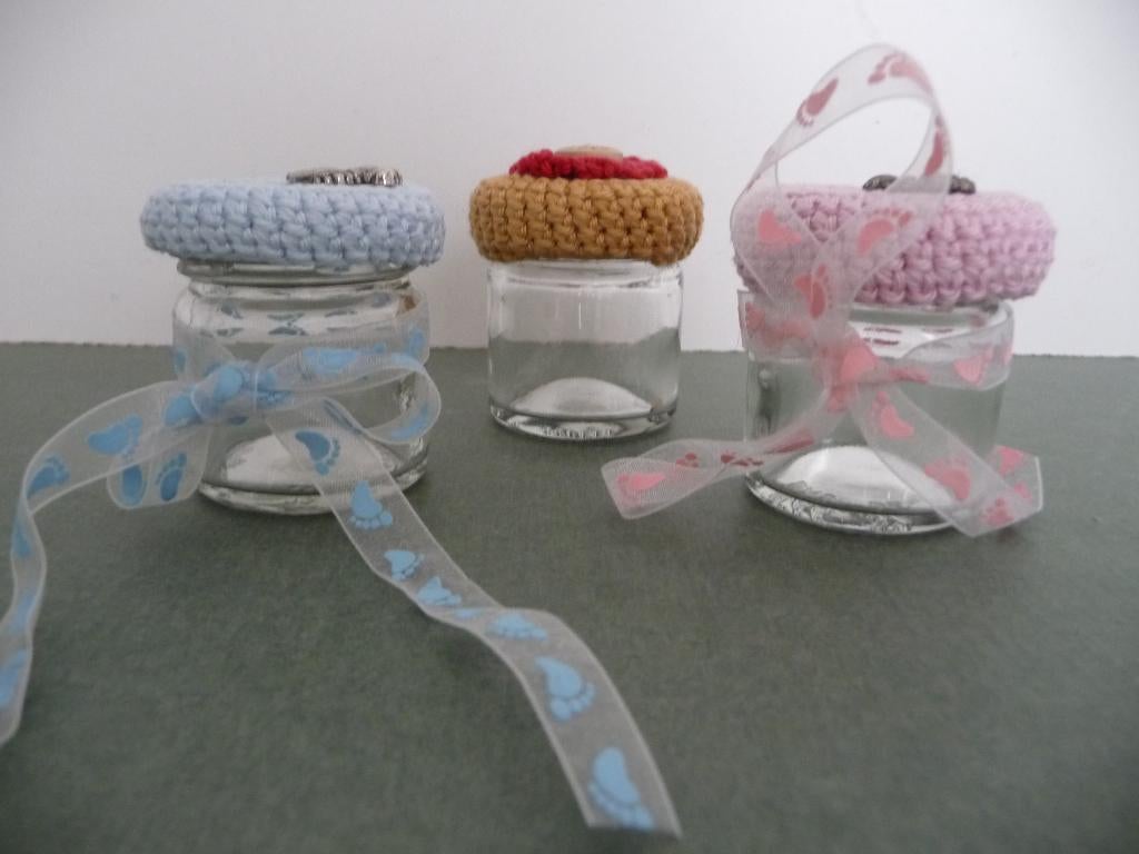 3 Lieve baby opberg potjes met haakwerk op deksel., Ophalen of Verzenden, Nieuw, Haken, Patroon of Boek