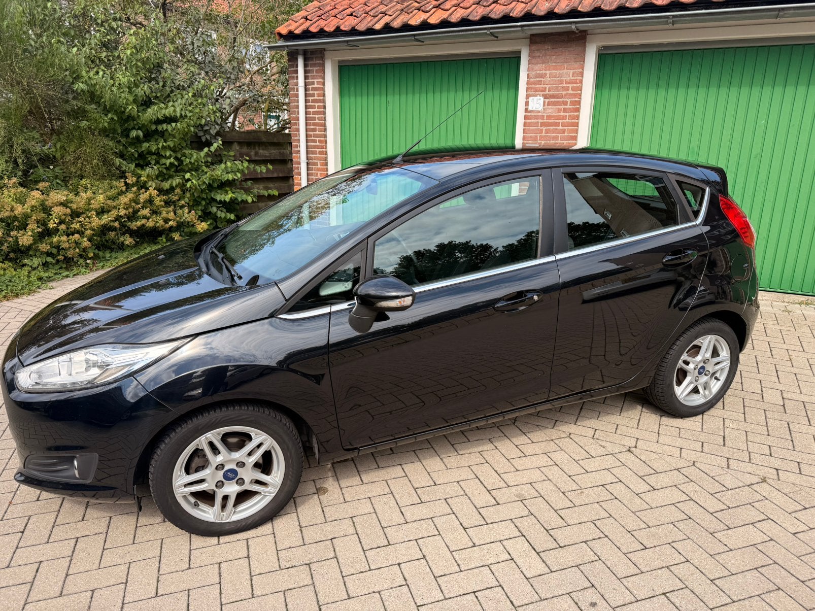 Ford Fiësta 1.0 92KW/125PK 5D 2013 Zwart, Auto's, Voorwielaandrijving, 125 pk, 40 €/maand, Origineel Nederlands