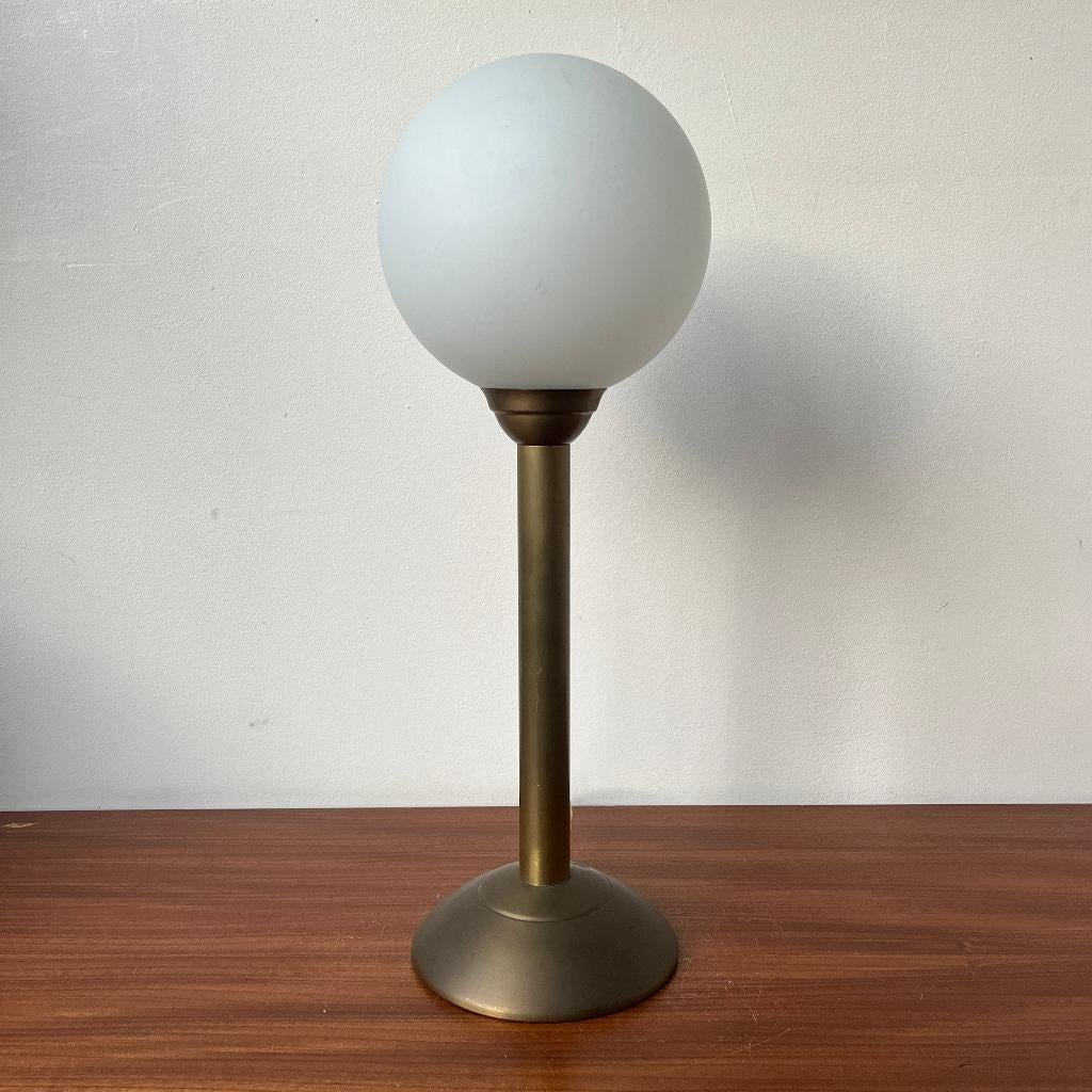 Art deco tafellamp messing voet met melkglas bol, Ophalen of Verzenden