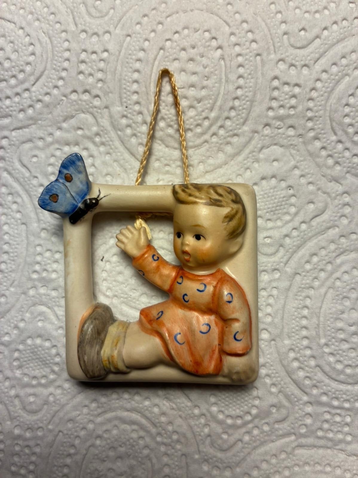 Vintage Hummel beeldje: Jongen met vlinder, Antiek en Kunst, Ophalen of Verzenden