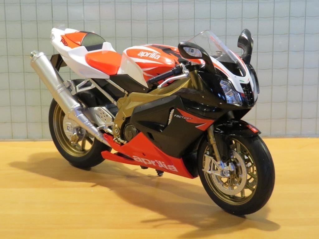 Aprilia RSV1000R factory 1:10 62808f, MayCheong, Nieuw, Ophalen of Verzenden, 1:9 t/m 1:12