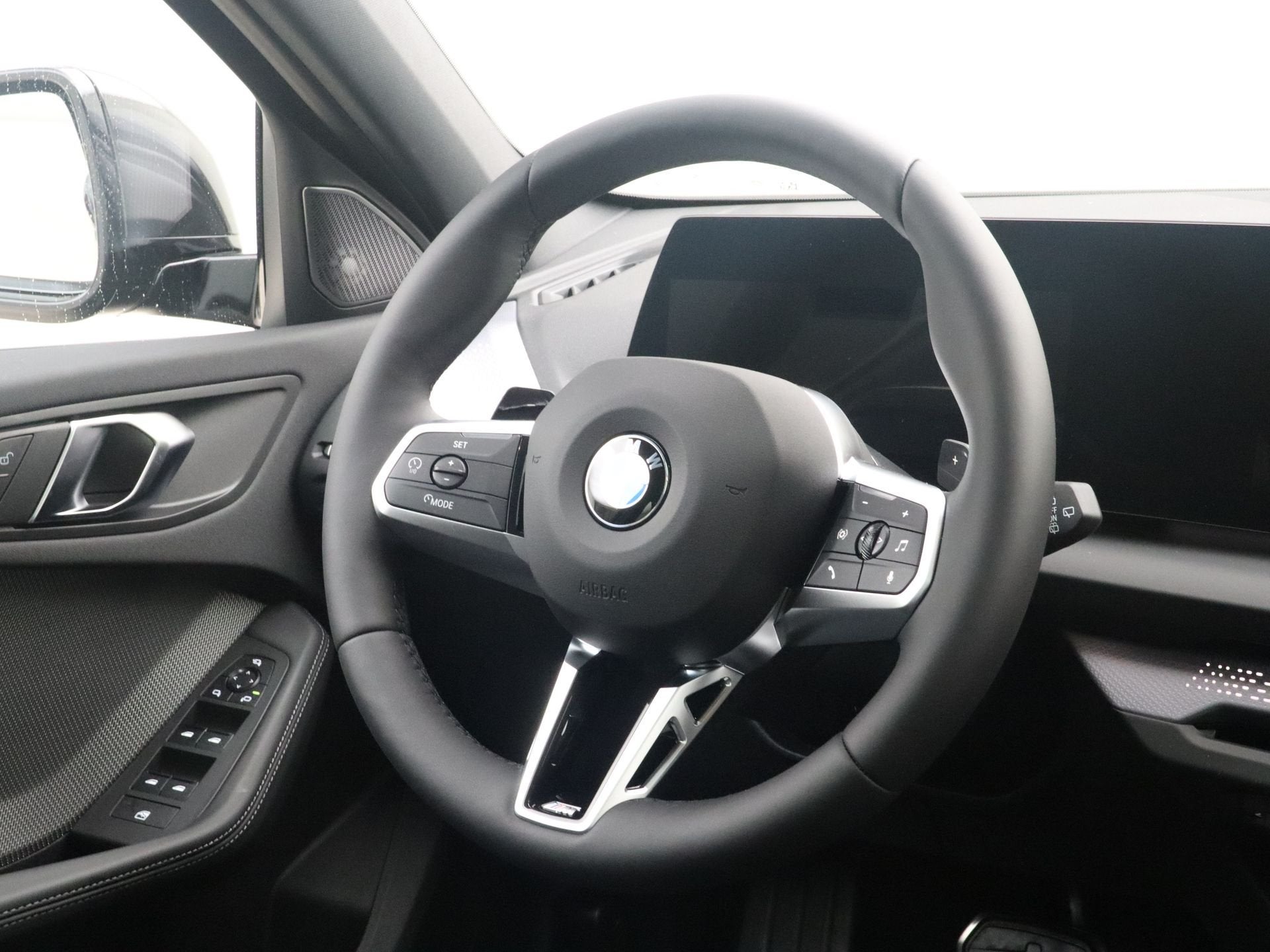 BMW 1 Serie 120 M Sport Design (bj 2026, automaat), Auto's, Met garantie (alle), Zwart, Origineel Nederlands, Bedrijf
