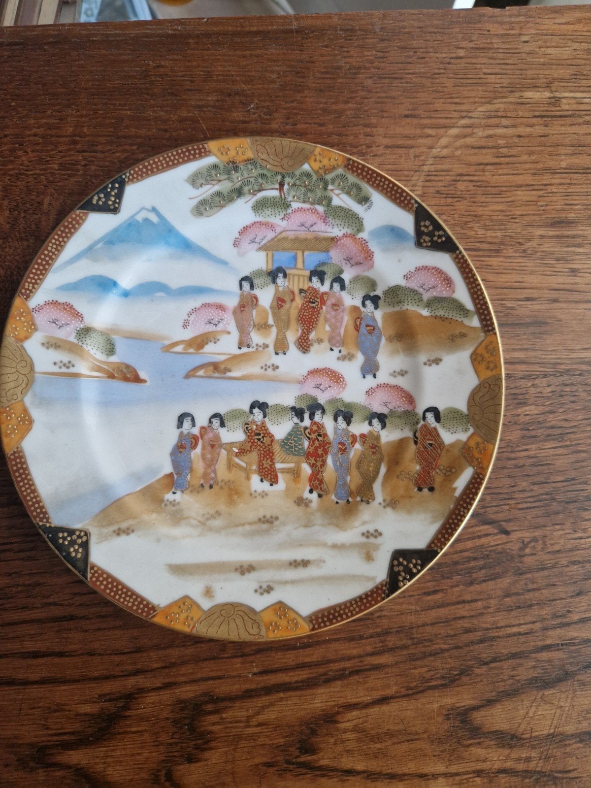 Antiek Japans decoratief bord met geisha's en berg Fuji, Antiek en Kunst, Antiek | Wandborden en Tegels, Ophalen of Verzenden