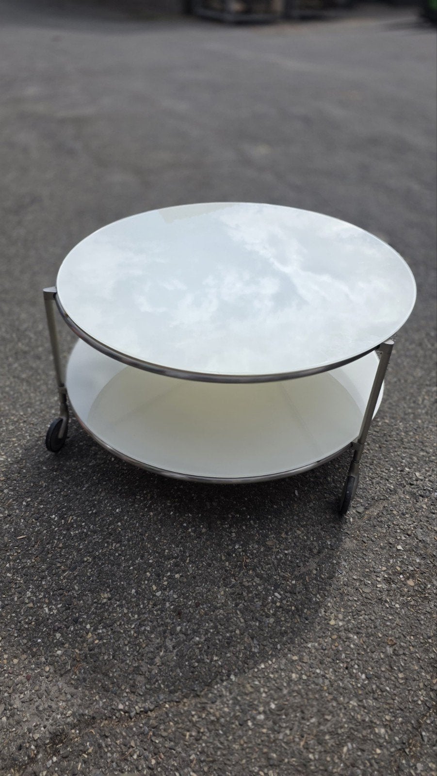 Witte ronde salontafel met wieltjes van Ikea Strind, Huis en Inrichting, Tafels | Salontafels, Ophalen, 50 – 75, Gebruikt, 50 tot 100 cm