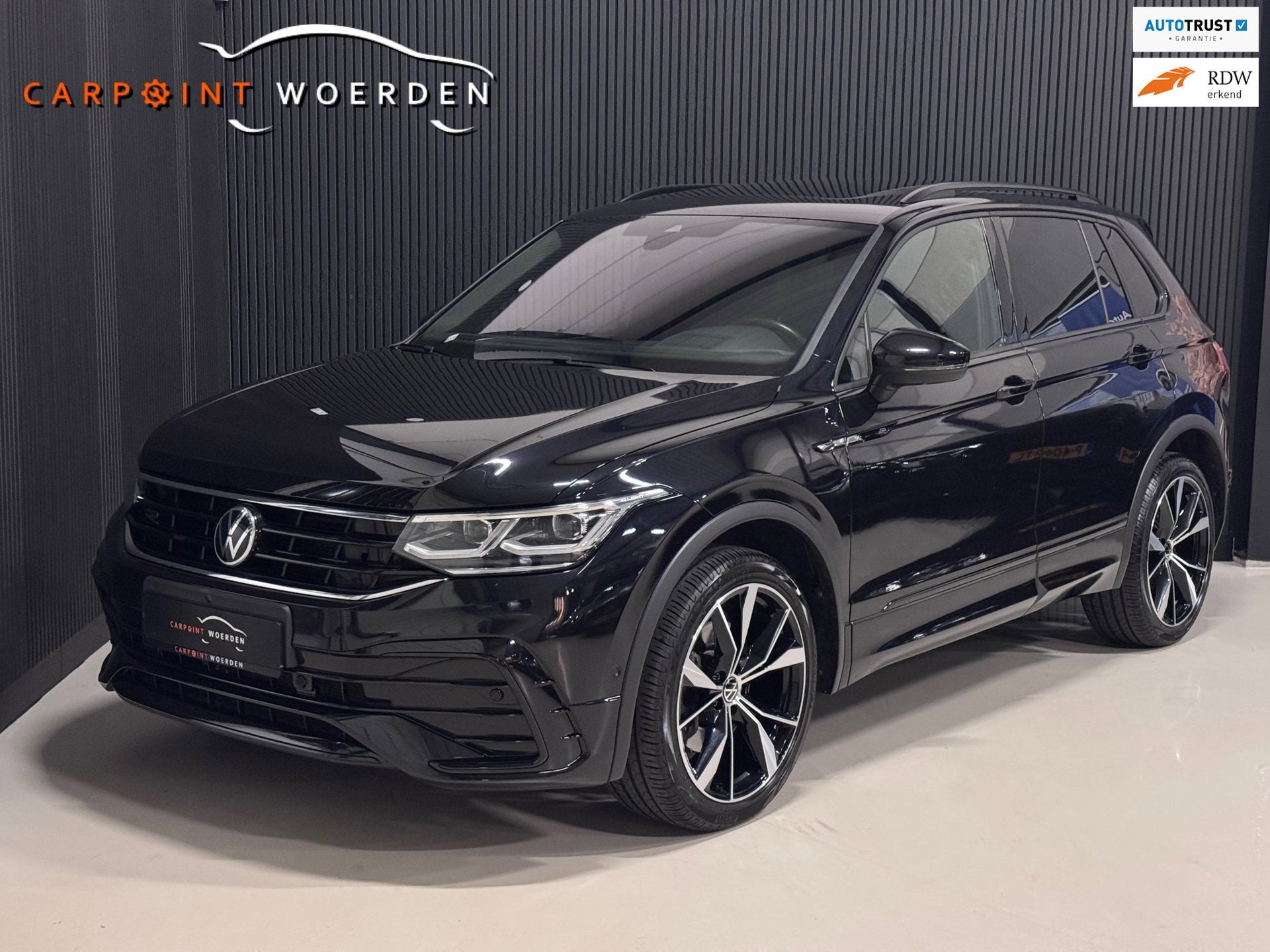 Volkswagen Tiguan 2.0 TSI 4Motion 3X R-LINE | IQ LIGHT | 360, Auto's, Automaat, Dealer onderhouden, 15 km/l, Zwart