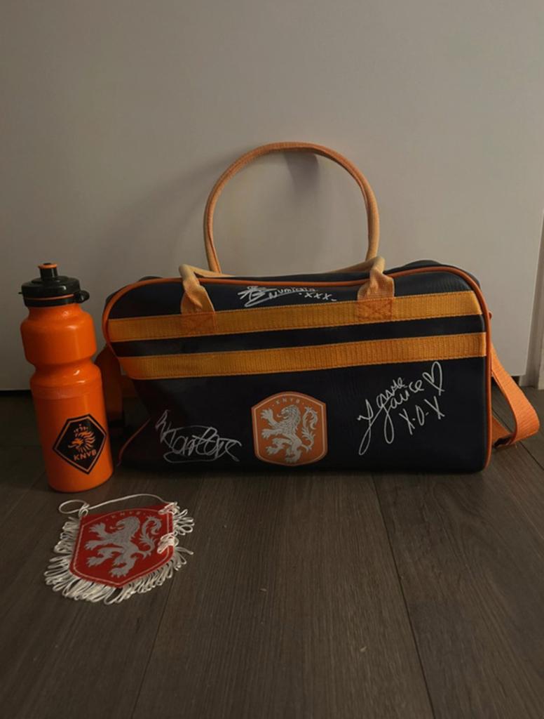 KNVB tas gesigneerd Lieke Martens, Famke Louise en Numidia, Ophalen of Verzenden, Zo goed als nieuw, Overige binnenlandse clubs