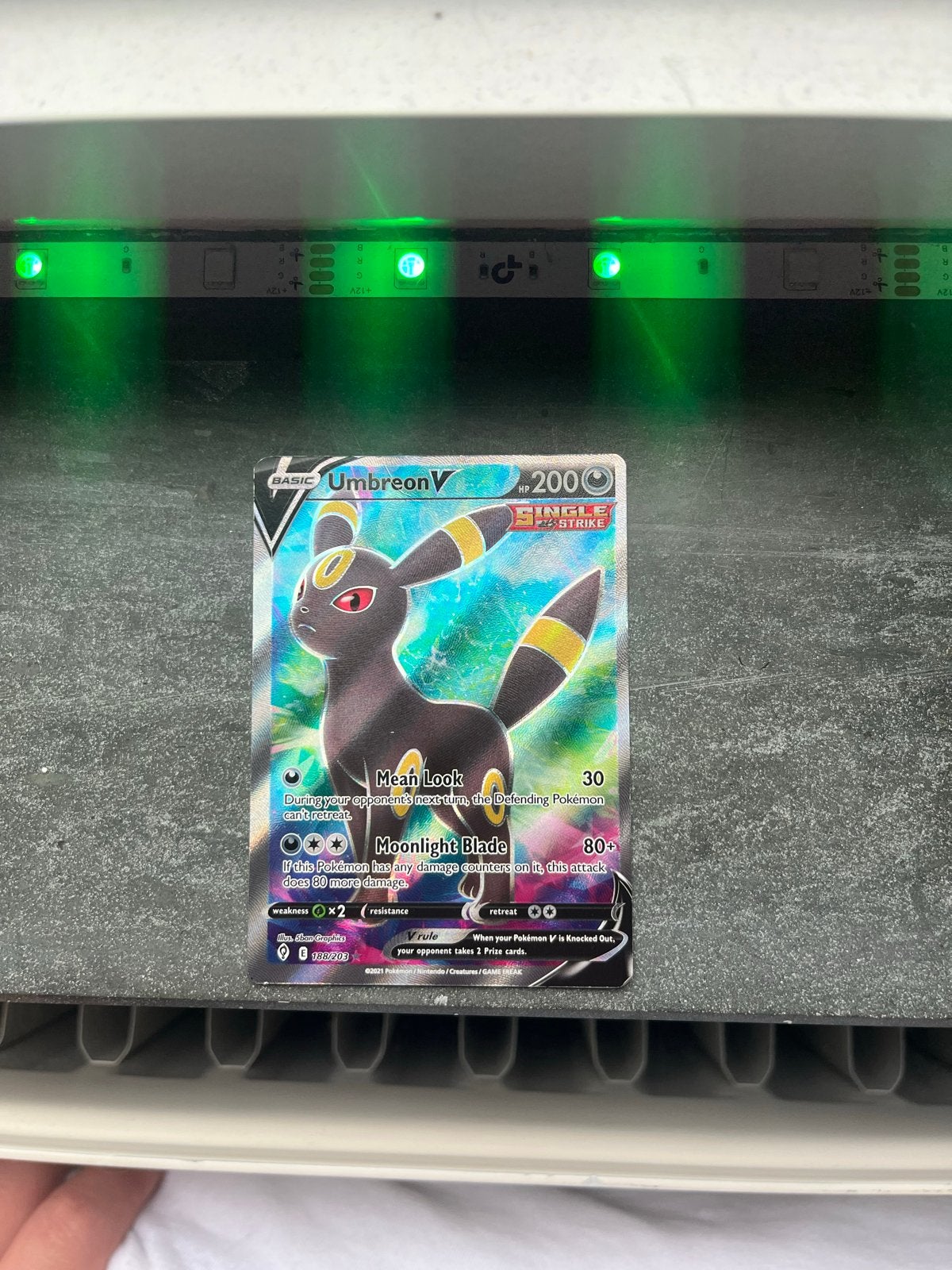 Pokémon Kaart Umbreon V (Basic) - Single Strike, Ophalen of Verzenden, Zo goed als nieuw, Losse kaart