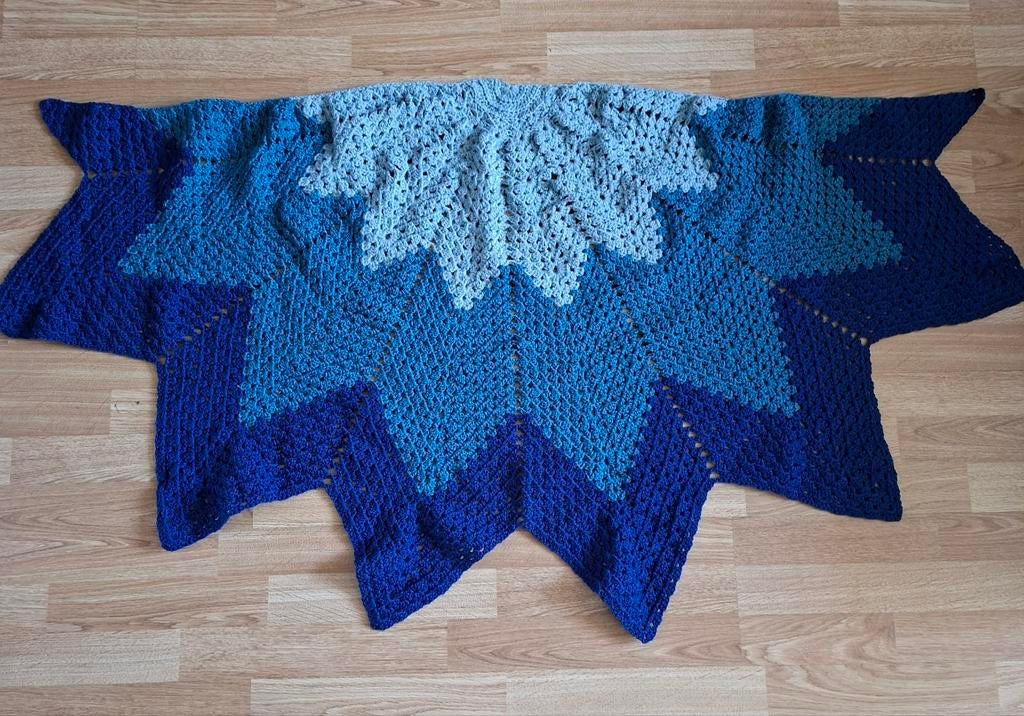 Handgemaakte gehaakte omsladoek in blauw/groentinten, Ophalen of Verzenden, Nieuw, Haken, Overige typen