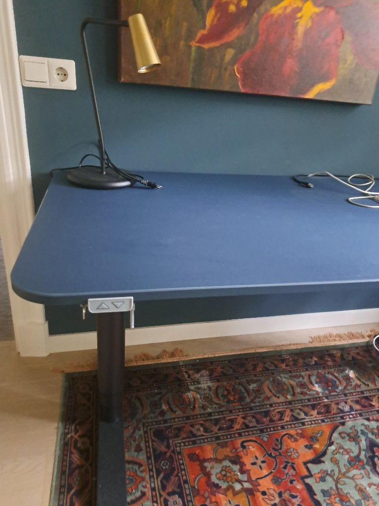 Zit-sta bureau bekant van Ikea blauw, Huis en Inrichting, Bureaus, Ophalen, Zit-sta bureau, Zo goed als nieuw, Blauw
