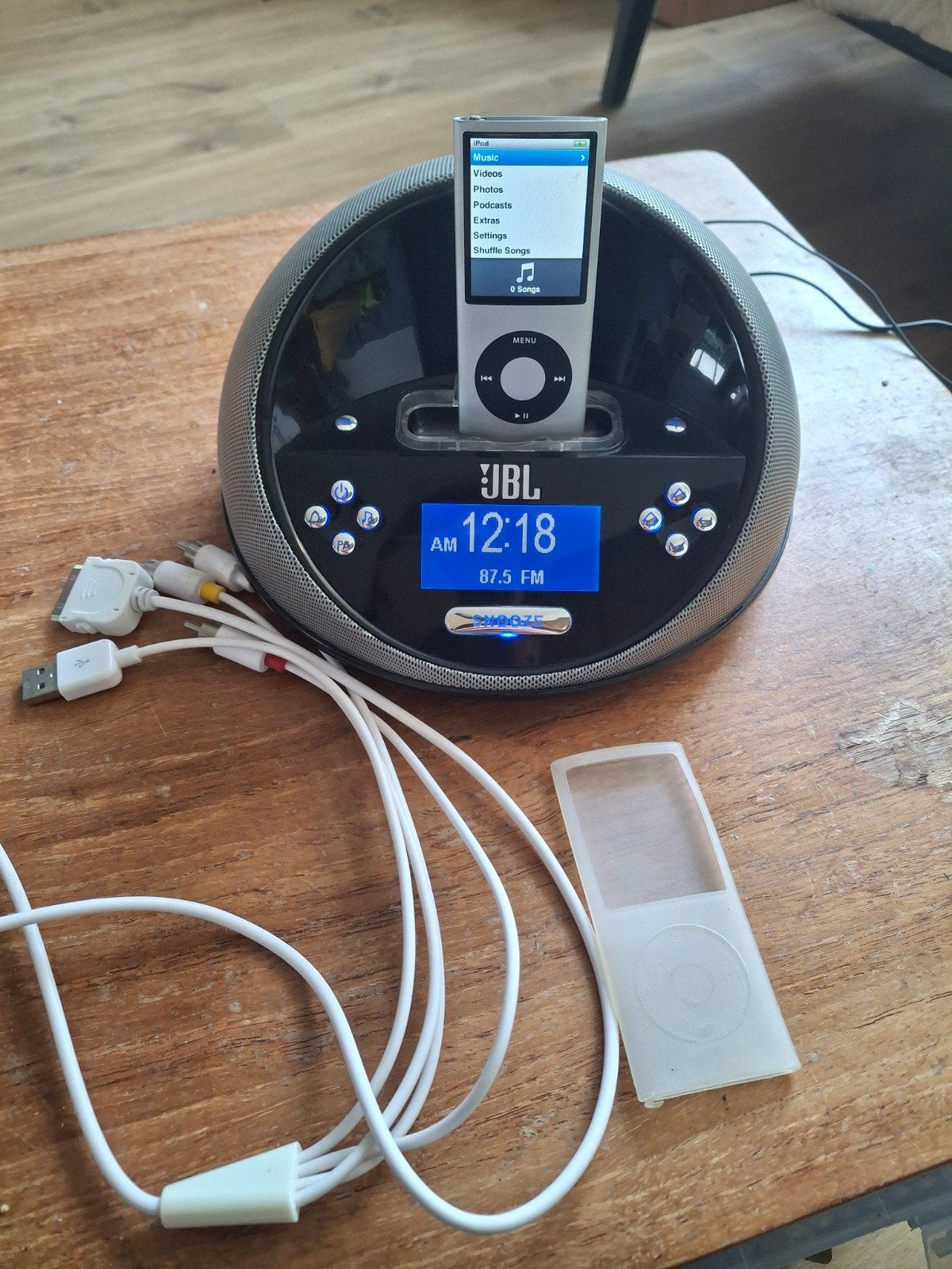 Apple Ipod met JBL speaker., Gebruikt, Met radio, Ophalen of Verzenden, Zilver