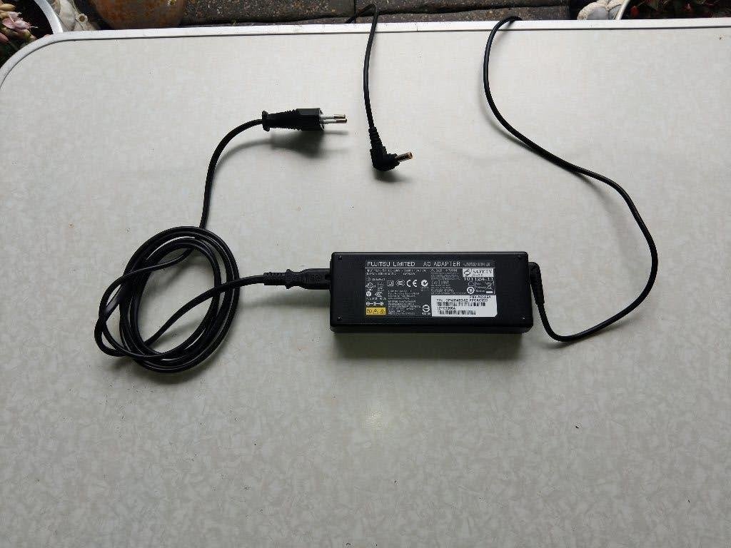 Fujitsu Opladers 19v 11 Stuks met powersnoer, Computers en Software, Laptop-opladers, Ophalen of Verzenden, Gebruikt, Fujitsu Limited