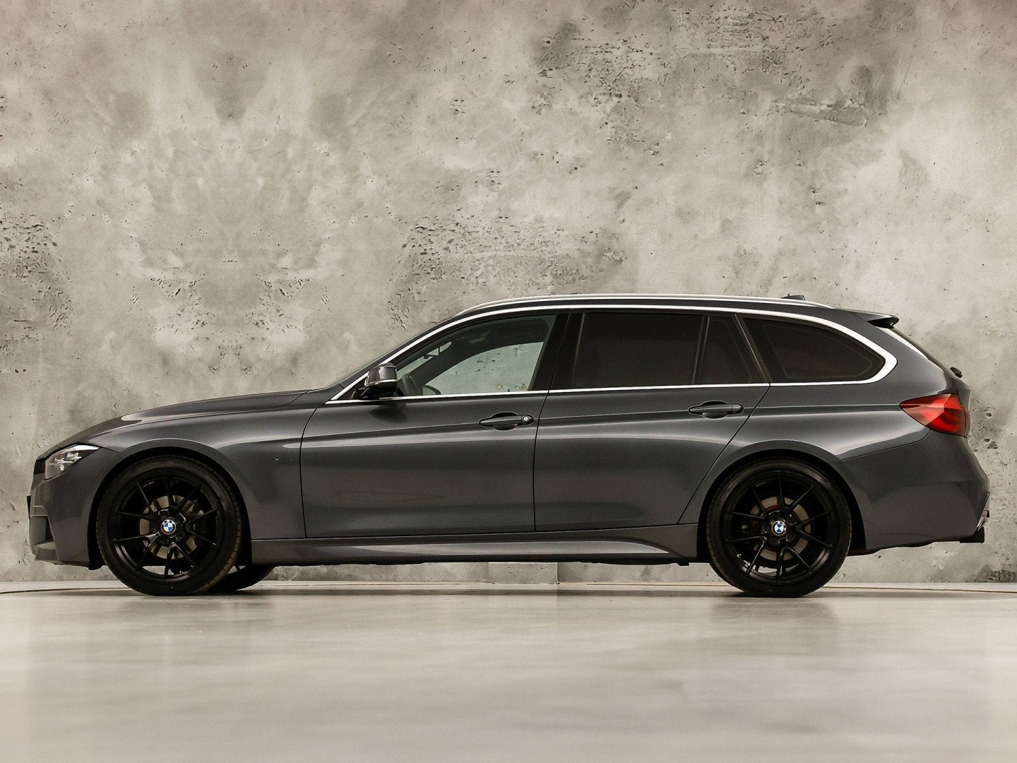 BMW 3 Serie 318i M Sport Automaat (PANORAMADAK, M PAKKET, GR, Automaat, Gebruikt, 1465 kg, 3 cilinders