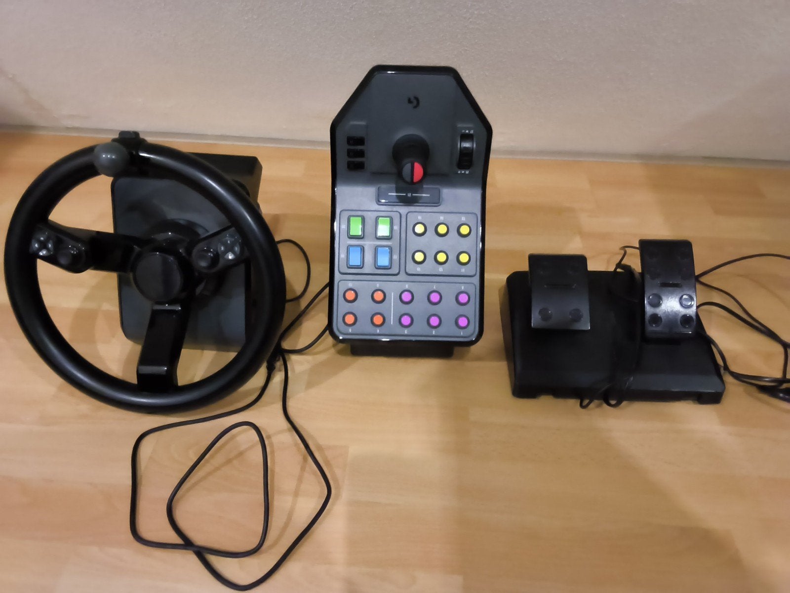 Logitech stuur, pedalen en joystick voor PS4 en PC, Ophalen, 1 speler, Zo goed als nieuw, Vanaf 7 jaar