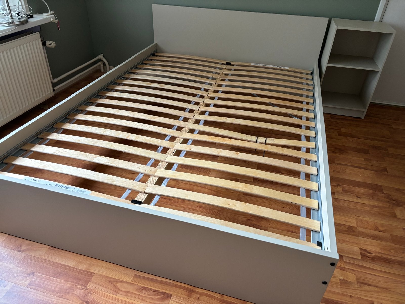 IKEA Bedframe met lattenbodem en nachtkastje, Ophalen, Gebruikt, Wit, Tweepersoons