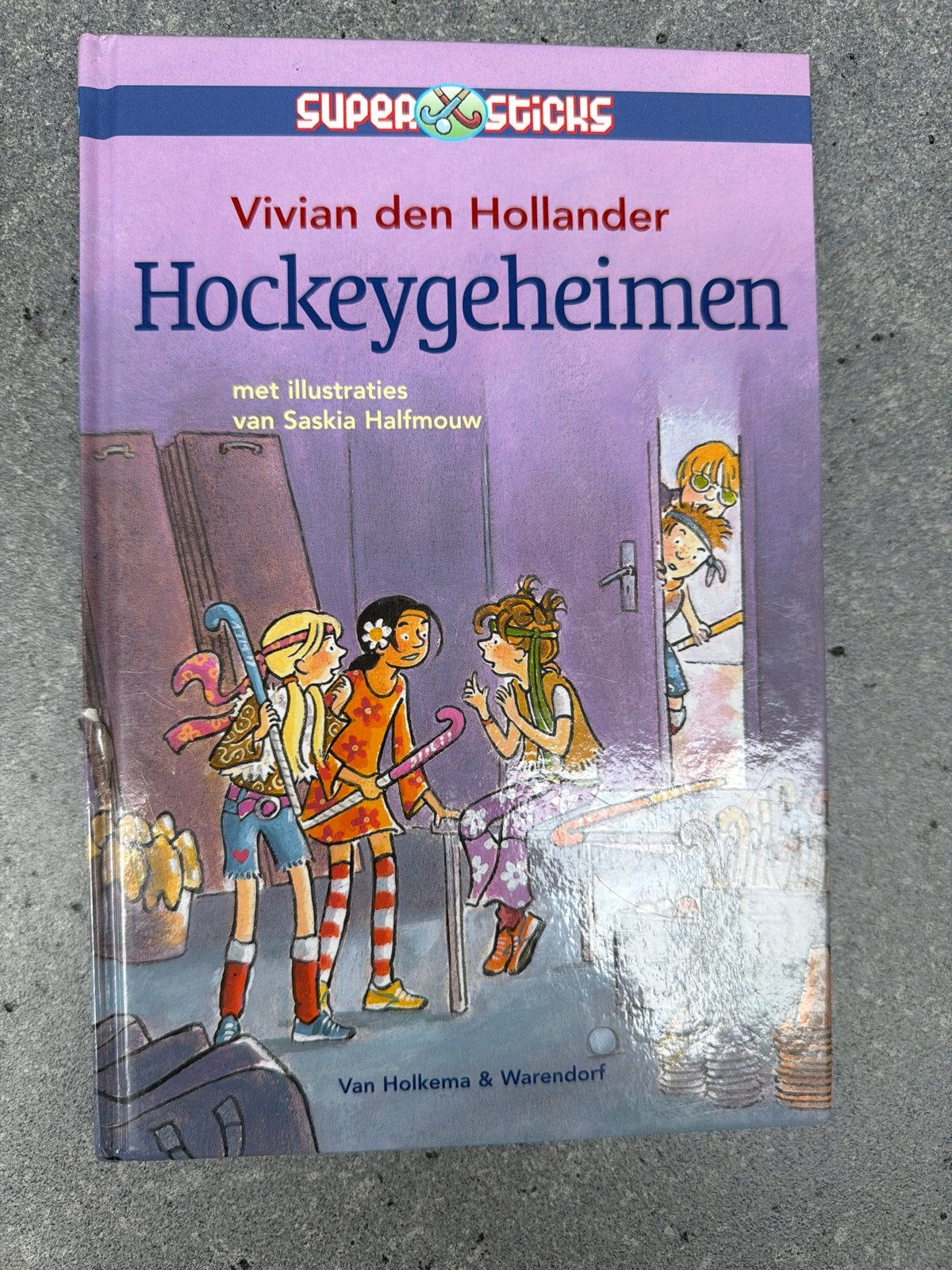 Supersticks Hockeygeheimen - Vivian den Hollander, Boeken, Ophalen of Verzenden, Zo goed als nieuw, Fictie
