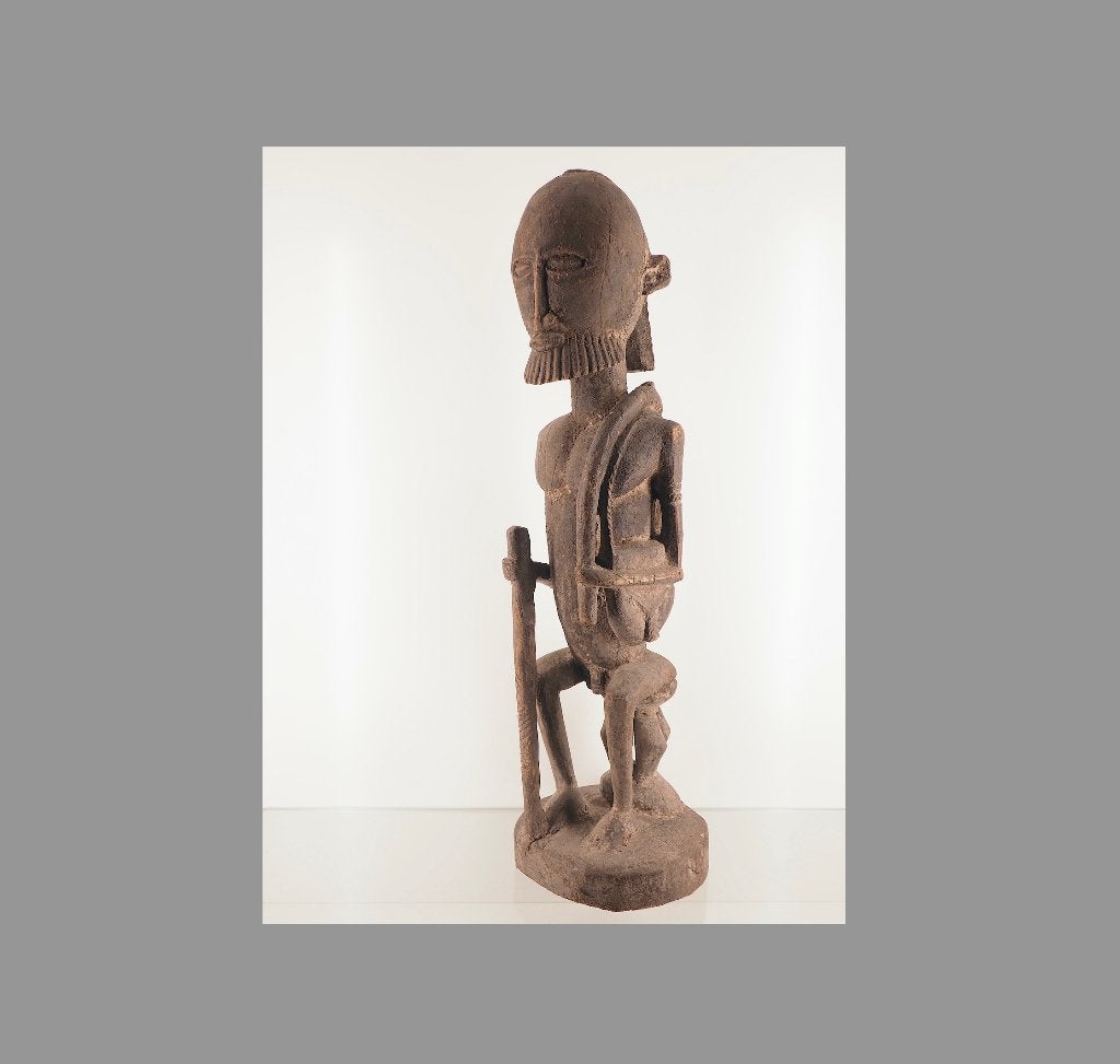 Dogon beeld, man met staf, tas, werktuig op kruk (260110-13), Hout, Afrika, Handgemaakt, 67 cm