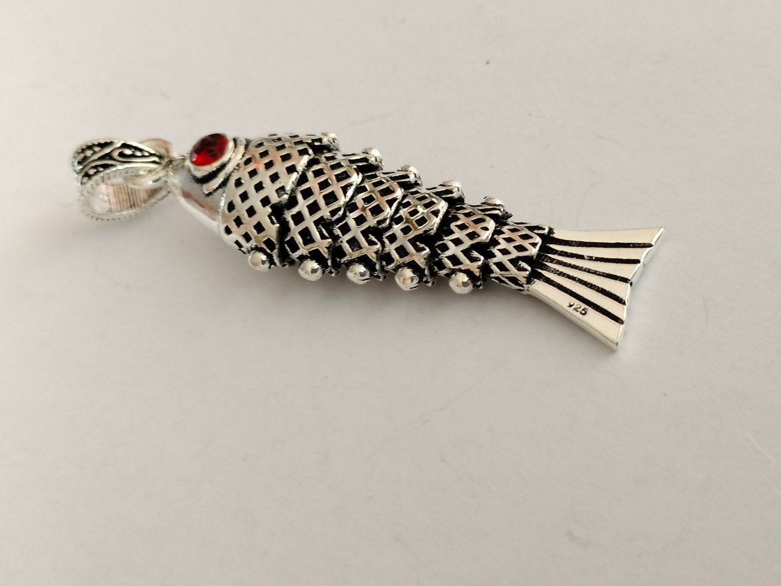 zilveren hanger bewegende vis met granaat, Verzenden, Nieuw, Met edelsteen, Rood