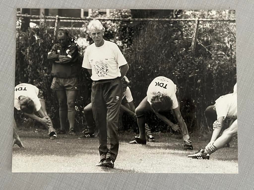 Oude foto 1990: Trainer Leo Beenhakker bij Ajax, Ophalen of Verzenden