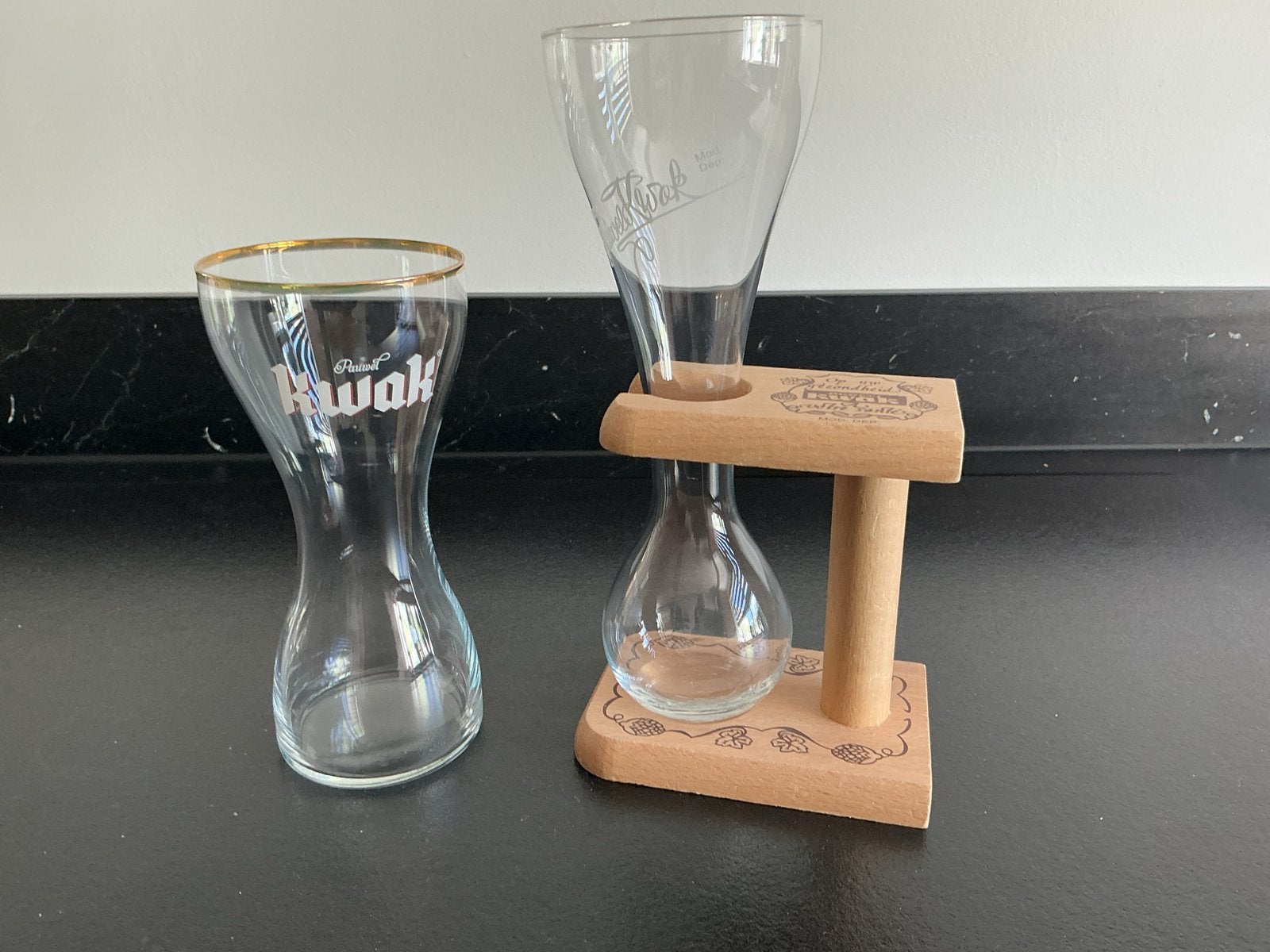 2 Kwak bierglazen, waarvan 1 met houten houder, Overige typen, Ophalen of Verzenden, Zo goed als nieuw, Glas