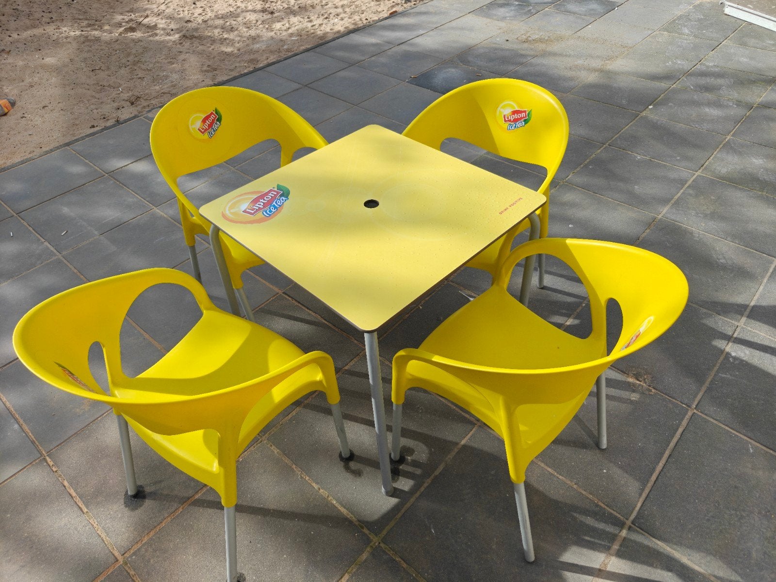 Lipton Ice Tea Tuinset - Tafel met 4 Stoelen, Ophalen, 4 zitplaatsen, Kunststof, Gebruikt