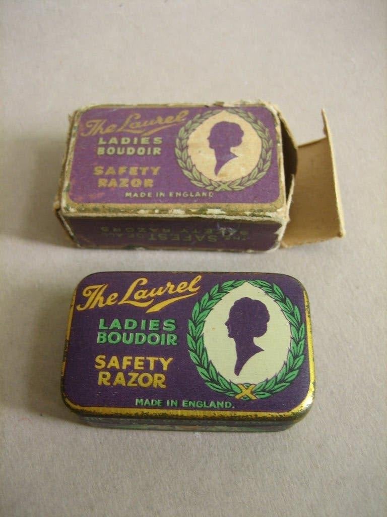 Oud blikje met mini dames scheermes / ladies safety razor, Ophalen of Verzenden