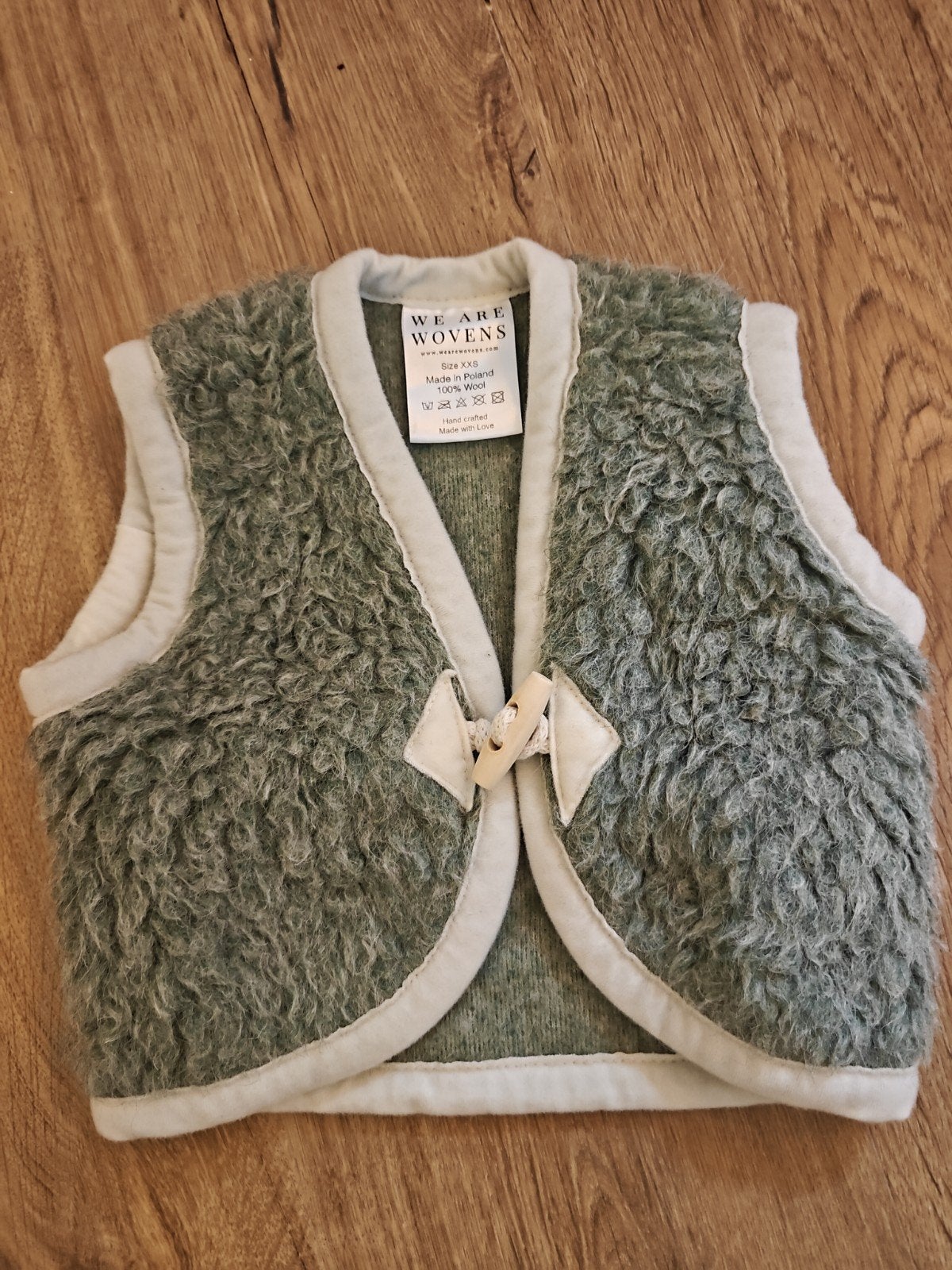 Kinderbodywarmer maat xxs (74), kleur matcha - We Are Wovens, Ophalen of Verzenden, Zo goed als nieuw, Jongetje of Meisje, Truitje of Vestje