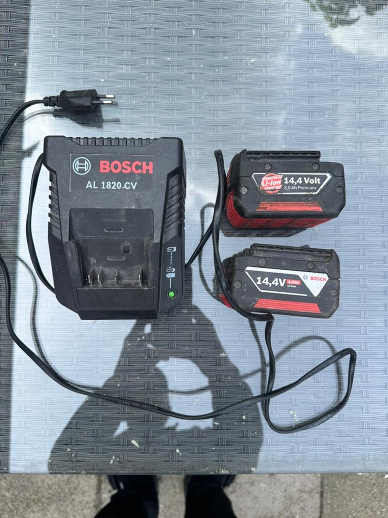 Bosch professional accu’s + Lader, Variabele snelheid, Overige typen, Ophalen of Verzenden, Zo goed als nieuw