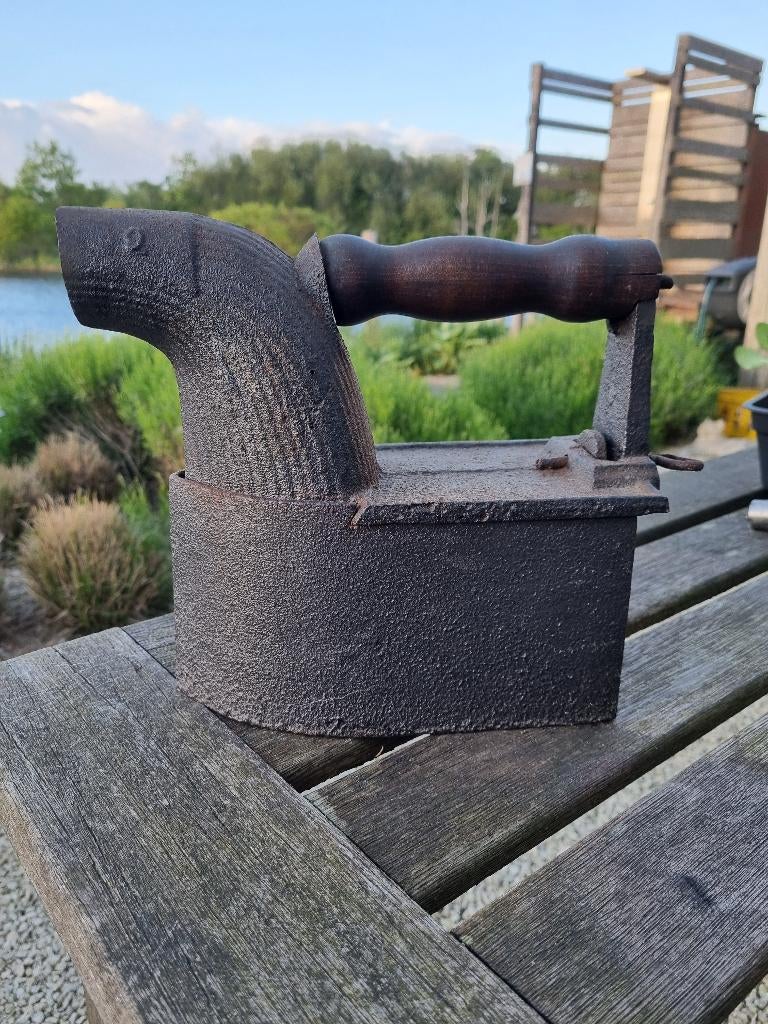 Antieke gietijzeren koolstrijkijzer/strijkijzer op kooltjes, Antiek en Kunst, Antiek | Gereedschap en Instrumenten, Ophalen
