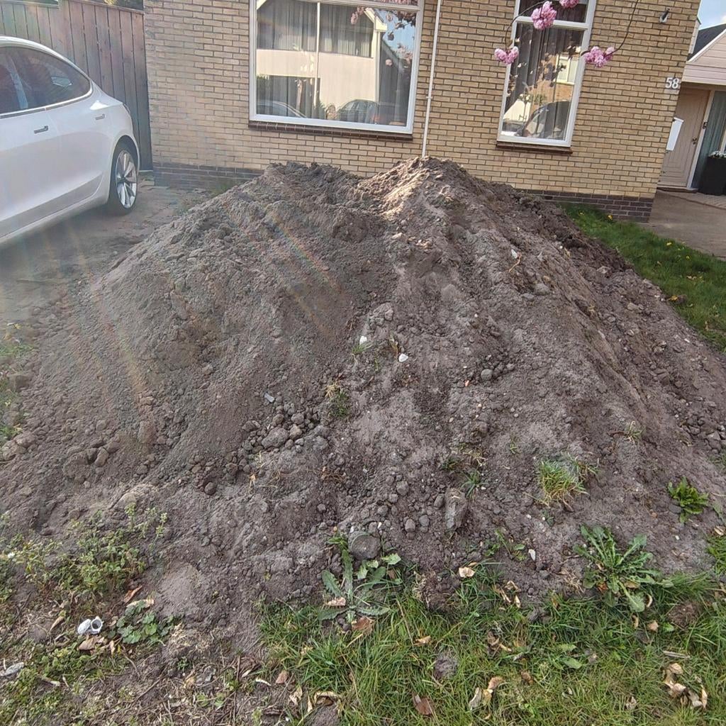 GRATIS zwarte grond zand tuinaarde ca 4 kuub 4000 liter, Ophalen of Verzenden, Tuinaarde