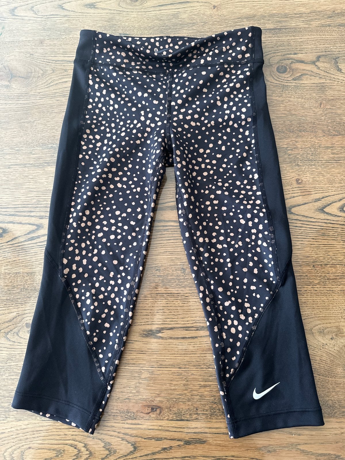 Nike Dri-Fit sportlegging met stippenpatroon - Maat 128, Ophalen of Verzenden, Zo goed als nieuw, Meisje, Sport- of Zwemkleding