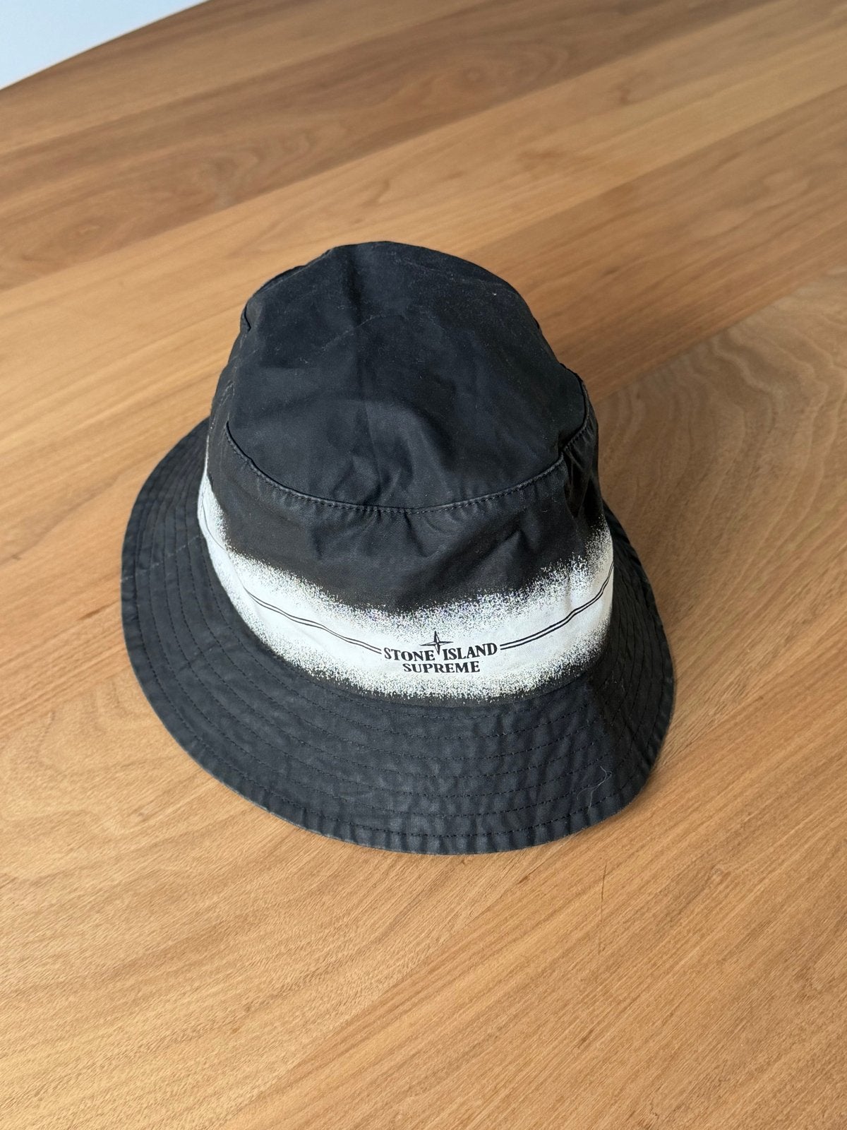 Stone Island Supreme Bucket Hat Zwart S/M, Ophalen of Verzenden, Gedragen, Hoed