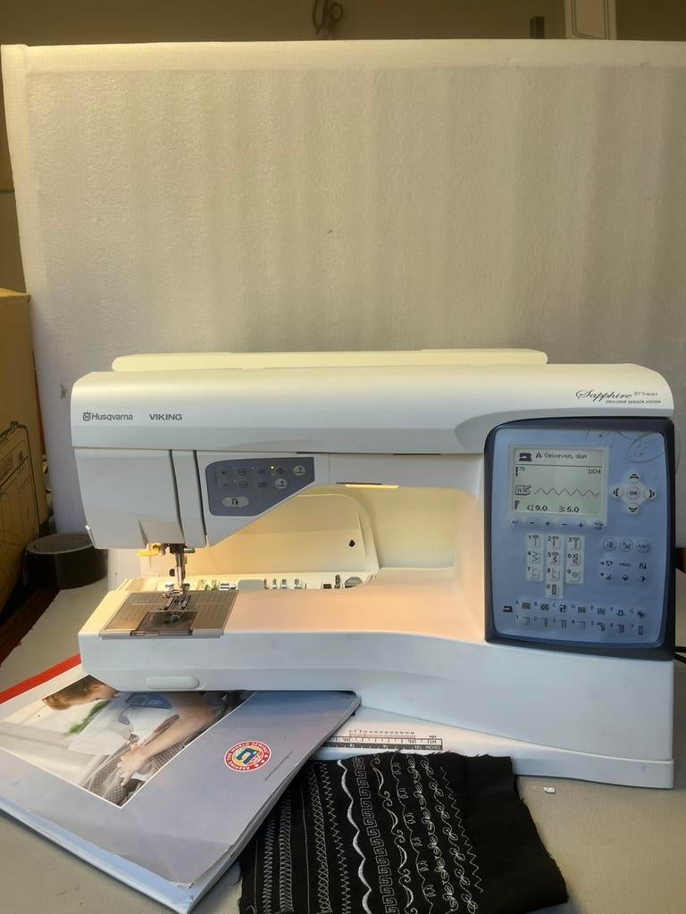 Te koop Husqvarna Sapphire 875 Quilt, Hobby en Vrije tijd, Naaimachines en Toebehoren, Ophalen, Zo goed als nieuw, Naaimachine