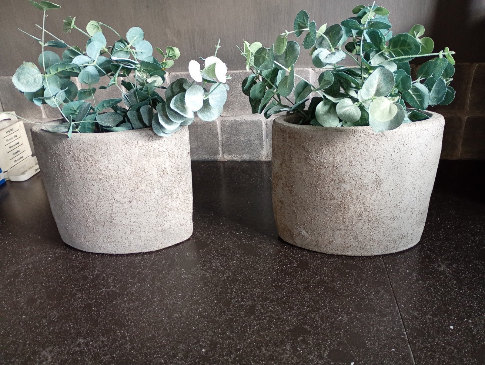 twee betonlook vazen, Ophalen