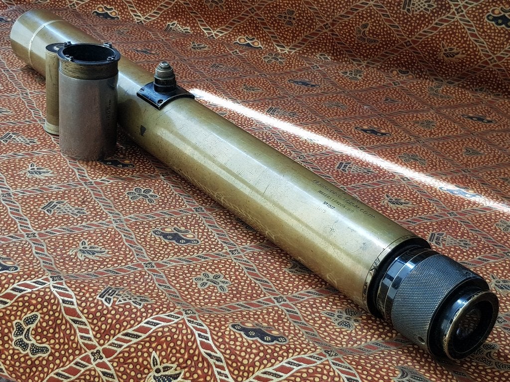 Antieke militaria tank periscoop uit Engeland in een kist.