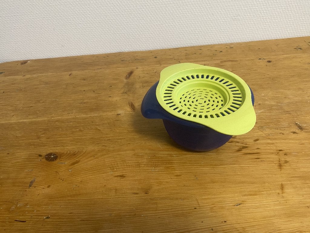 Tupperware Kommetje met Zeef ( 650 ml ), Ophalen of Verzenden, Gebruikt, Beker of Kan