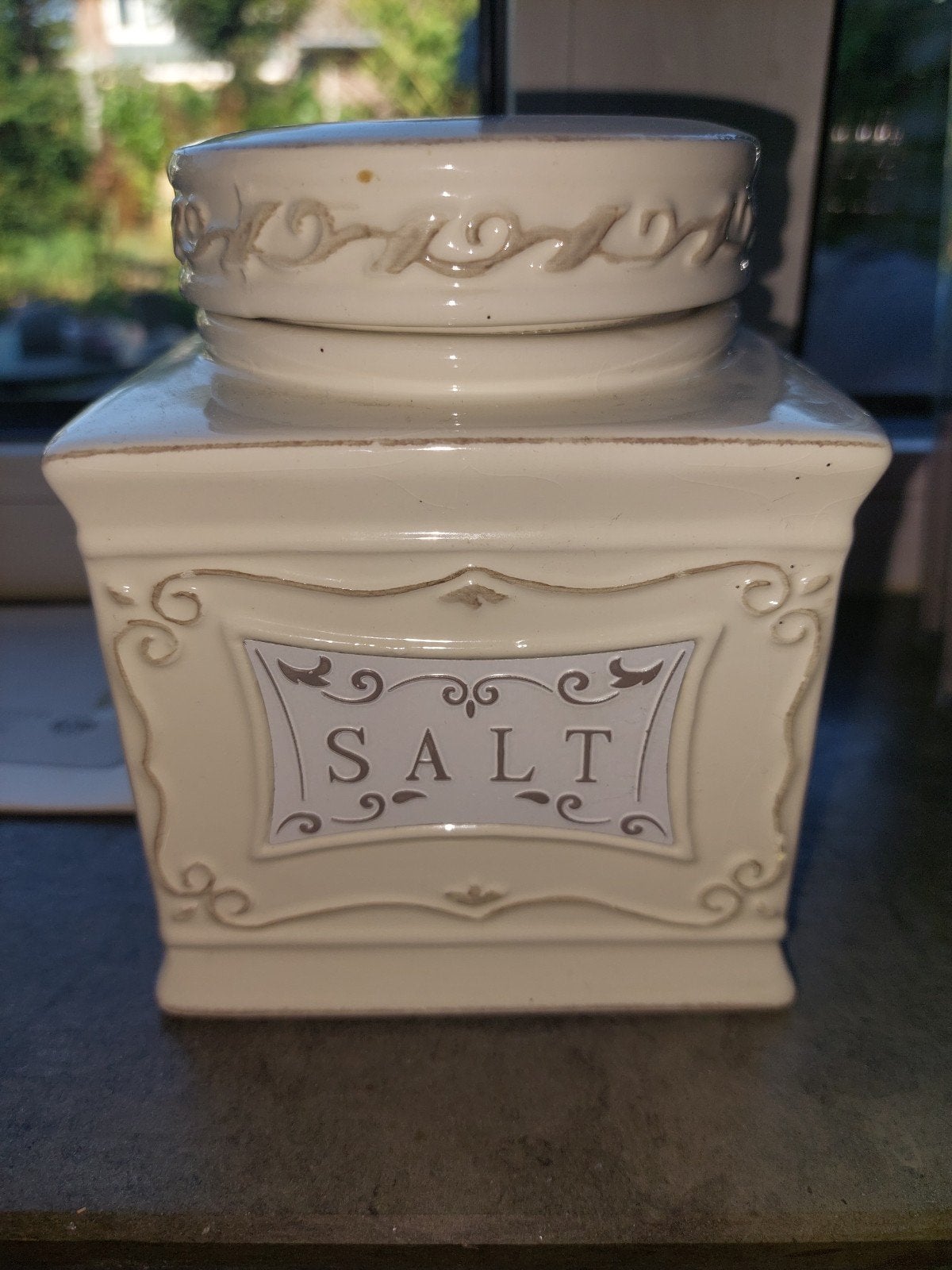 Crèmekleurige zoutpot met decoratieve details, Gebruikt, Voorraadpot, Steen/keramiek, Overige merken