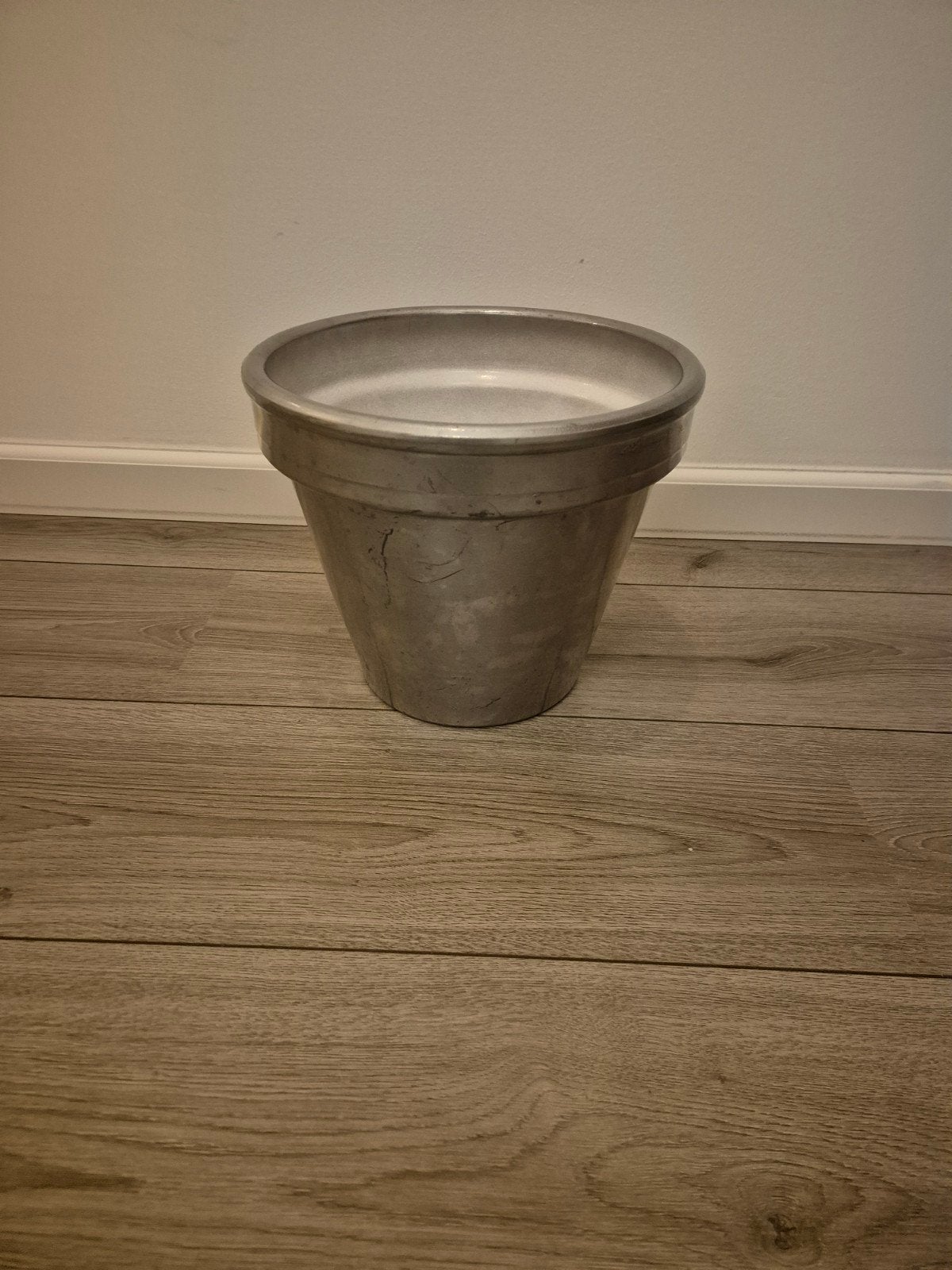 Grijze bloempot, 25 tot 40 cm, Gebruikt, Ophalen of Verzenden, Minder dan 40 cm