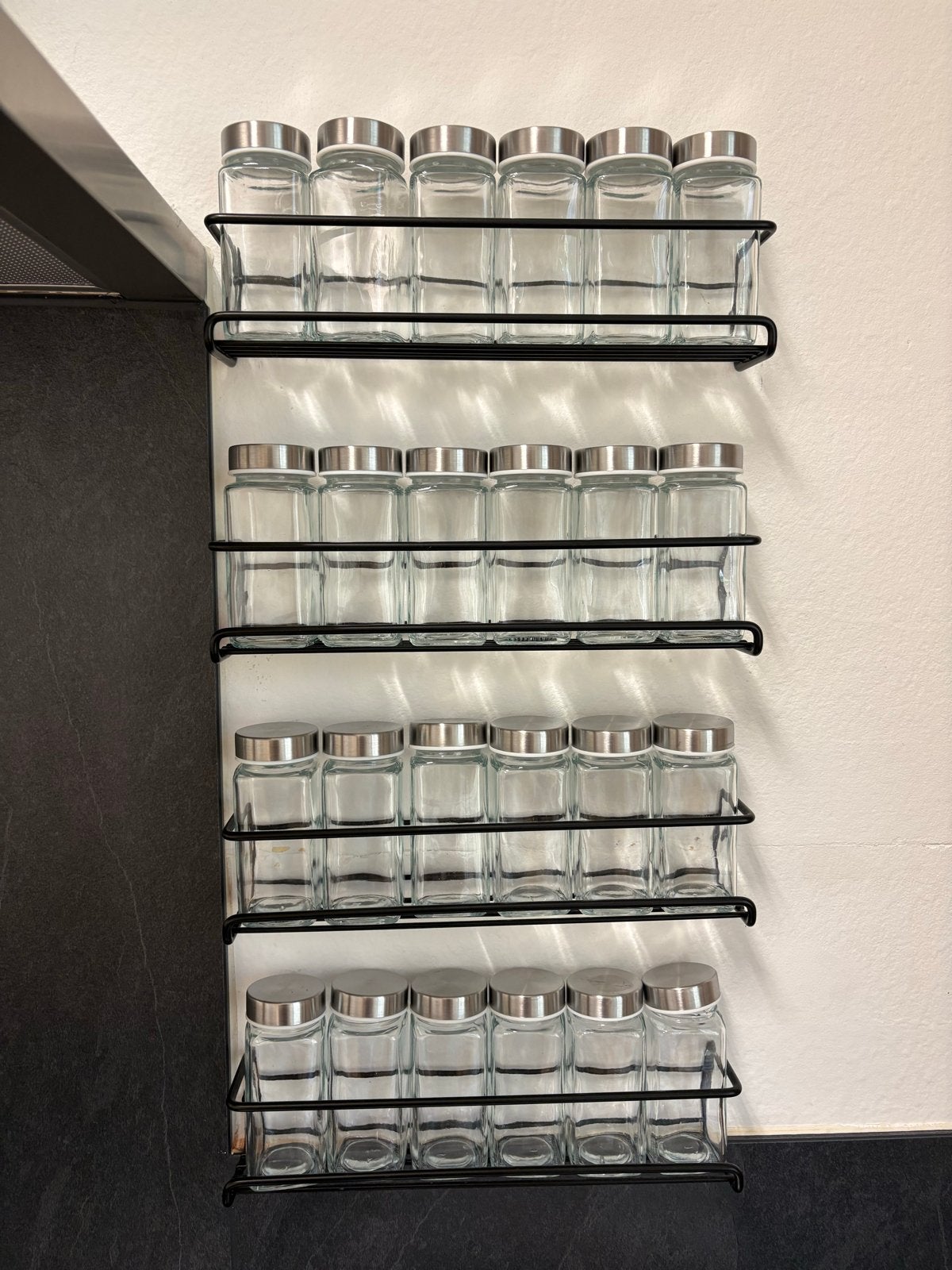 Kruidenrek met 24 glazen potjes en labels, Huis en Inrichting, Keuken | Keukenbenodigdheden, Ophalen, Zo goed als nieuw, Meerkleurig