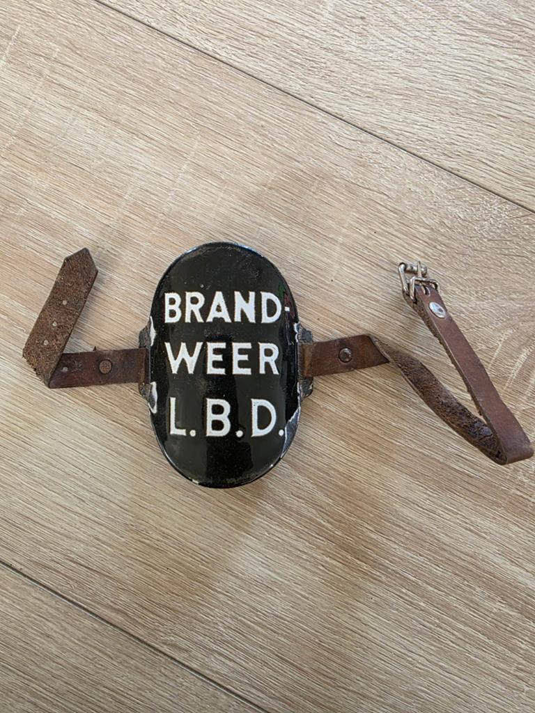 Vintage Brandweer L.B.D. Embleem met Leren Banden, Ophalen of Verzenden